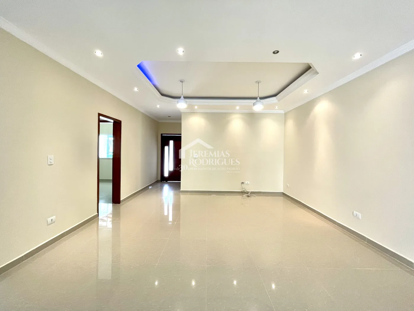 Casa para locação com 3 suítes no Condomínio Campos do Conde III em Tremembé/SP. 