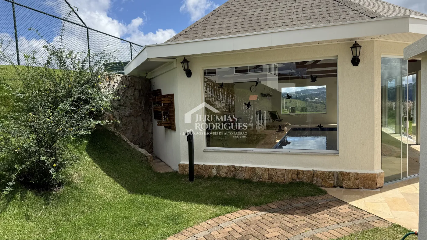 Casa à venda com 4 suítes no Condomínio Jardim Monte Belo em Campos do Jordão/SP.