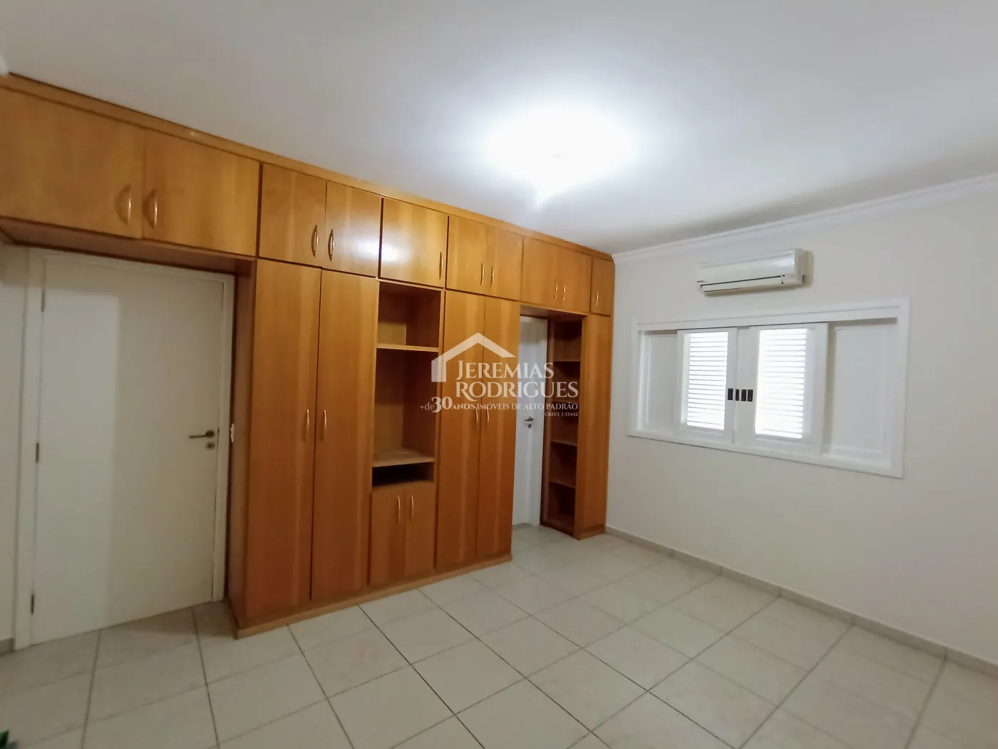 Casa para locação com 4 dormitórios no Condomínio Taubaté Village em Taubaté/SP.