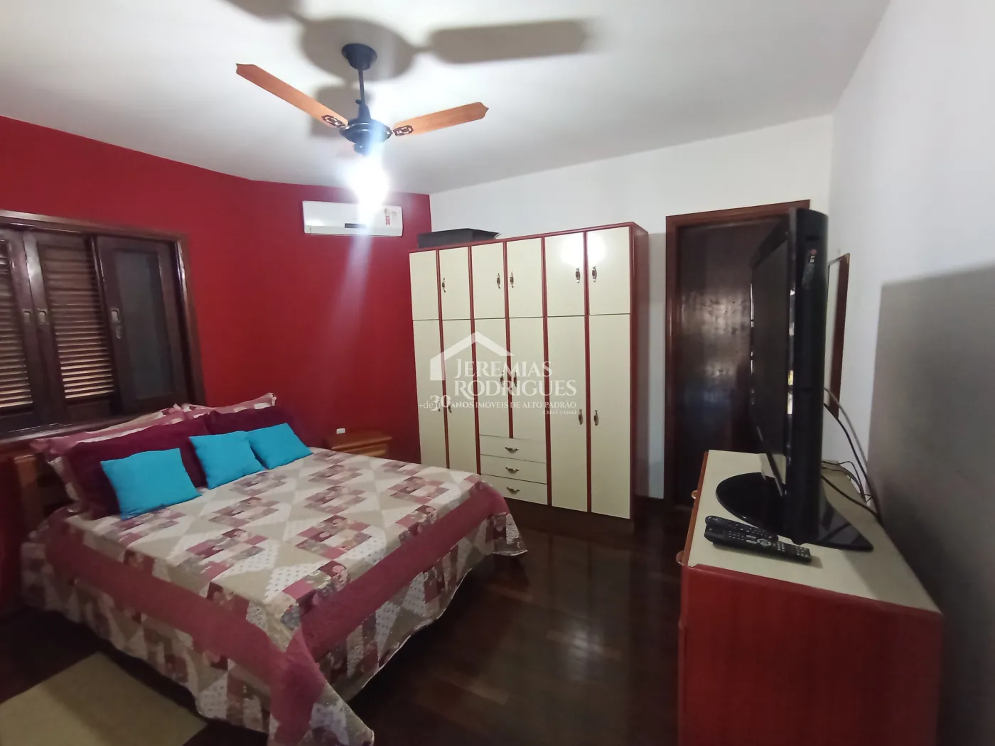 Casa à venda com 4 dormitórios no Condomínio Village Paineiras em Pindamonhangaba/SP.