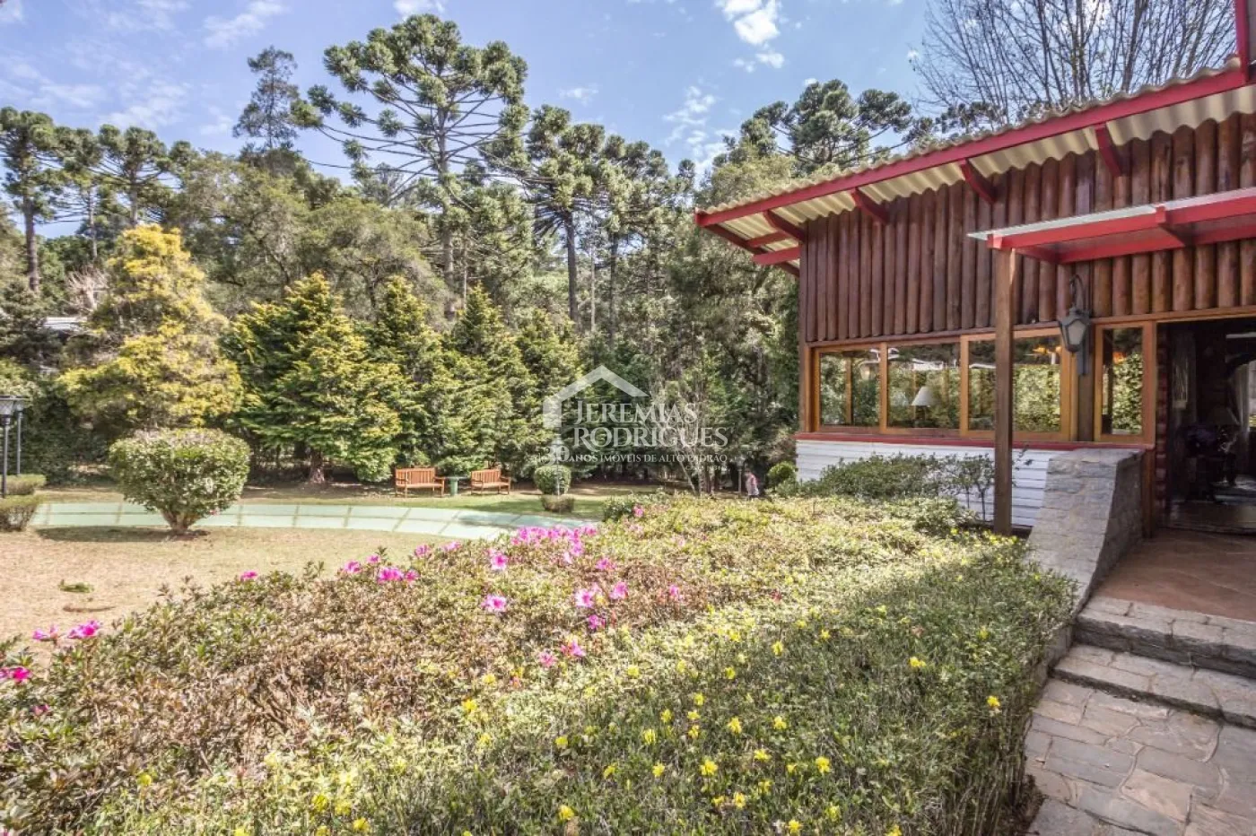 Casa à venda com 5 dormitórios no Jardim Embaixador em Campos do Jordão/SP