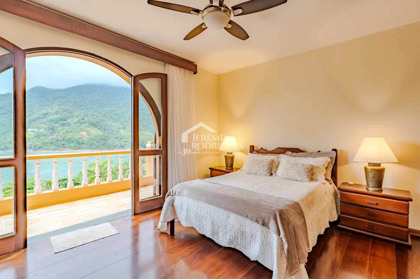 Mansão à venda com 7suítes no Condomínio Santa Rita em Ubatuba/SP.