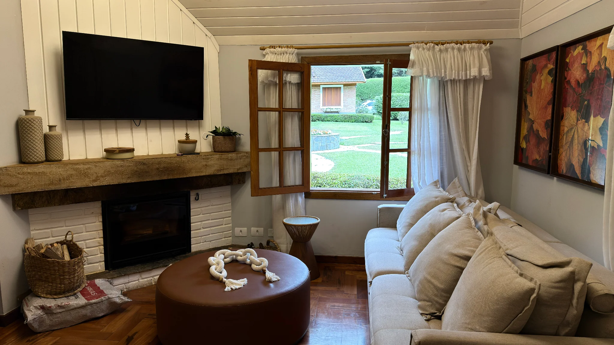 Casa à venda com 2 dormitórios no Condomínio Petiti Village em Campos do Jordão/SP.