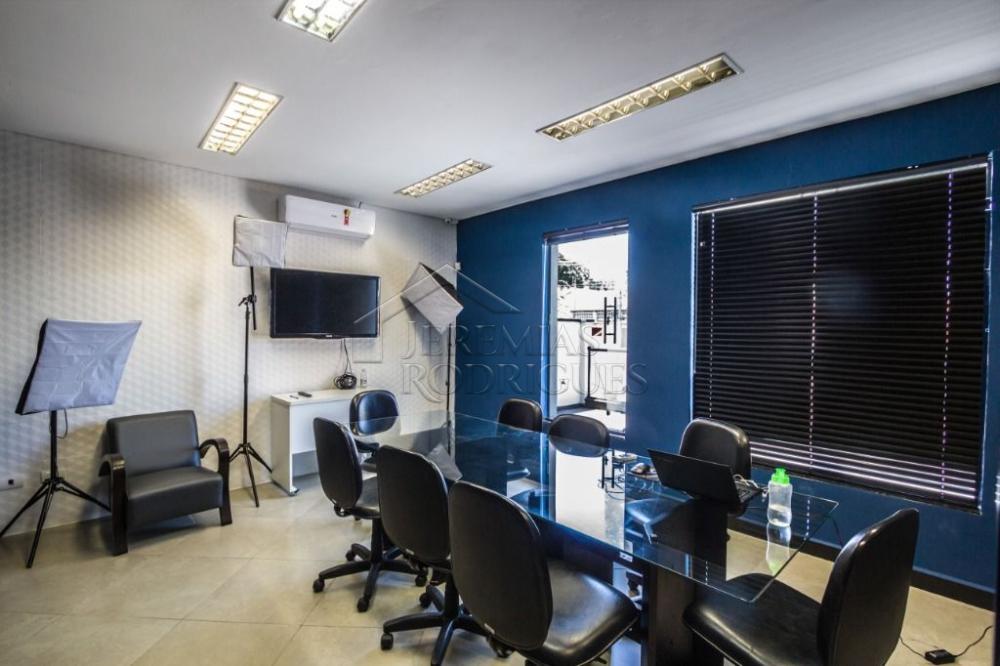 Prédio comercial à venda no Centro em Taubaté/SP. 