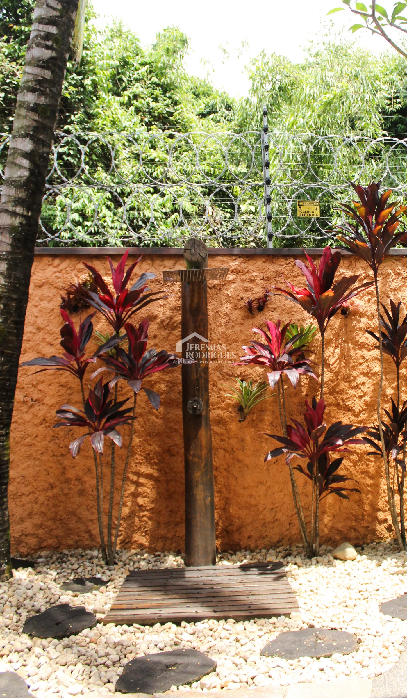 Casa para venda e locação com 5 dormitórios no Condomínio Taubaté Village em Taubaté/SP.