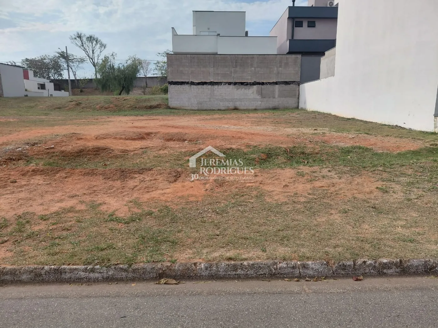 Terreno à venda com 258 m² no Condomínio Moema Ville em Pindamonhangaba/SP.