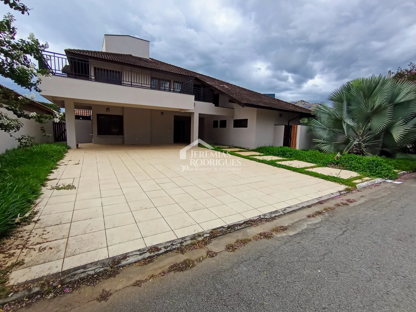 Casa à venda e locação com 4 suítes no Condomínio Colonial Village I em Pindamonhangaba/SP.