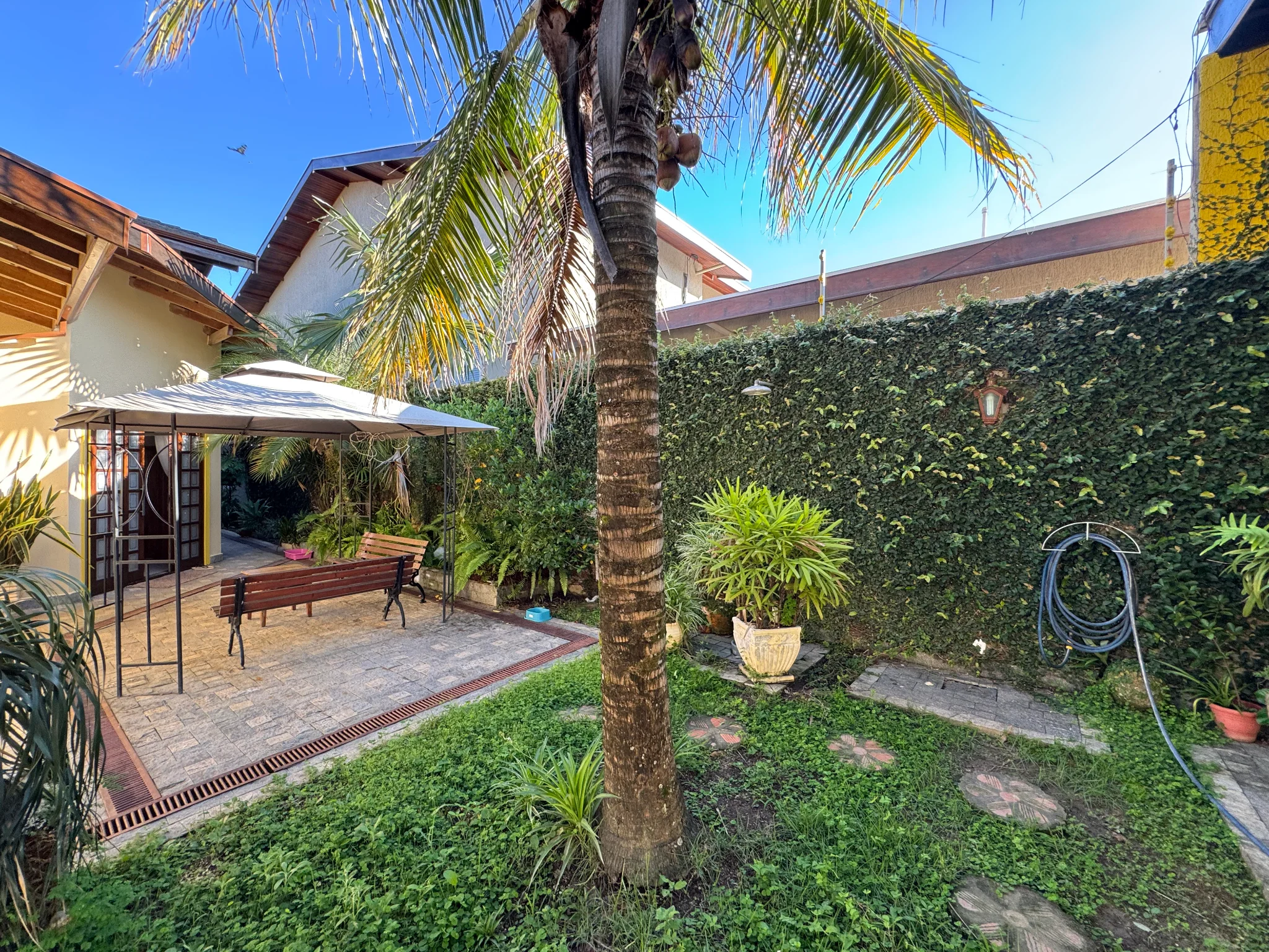 Casa à venda no bairro Jardim Residencial Doutor Lessa em Pindamonhangaba/SP. 