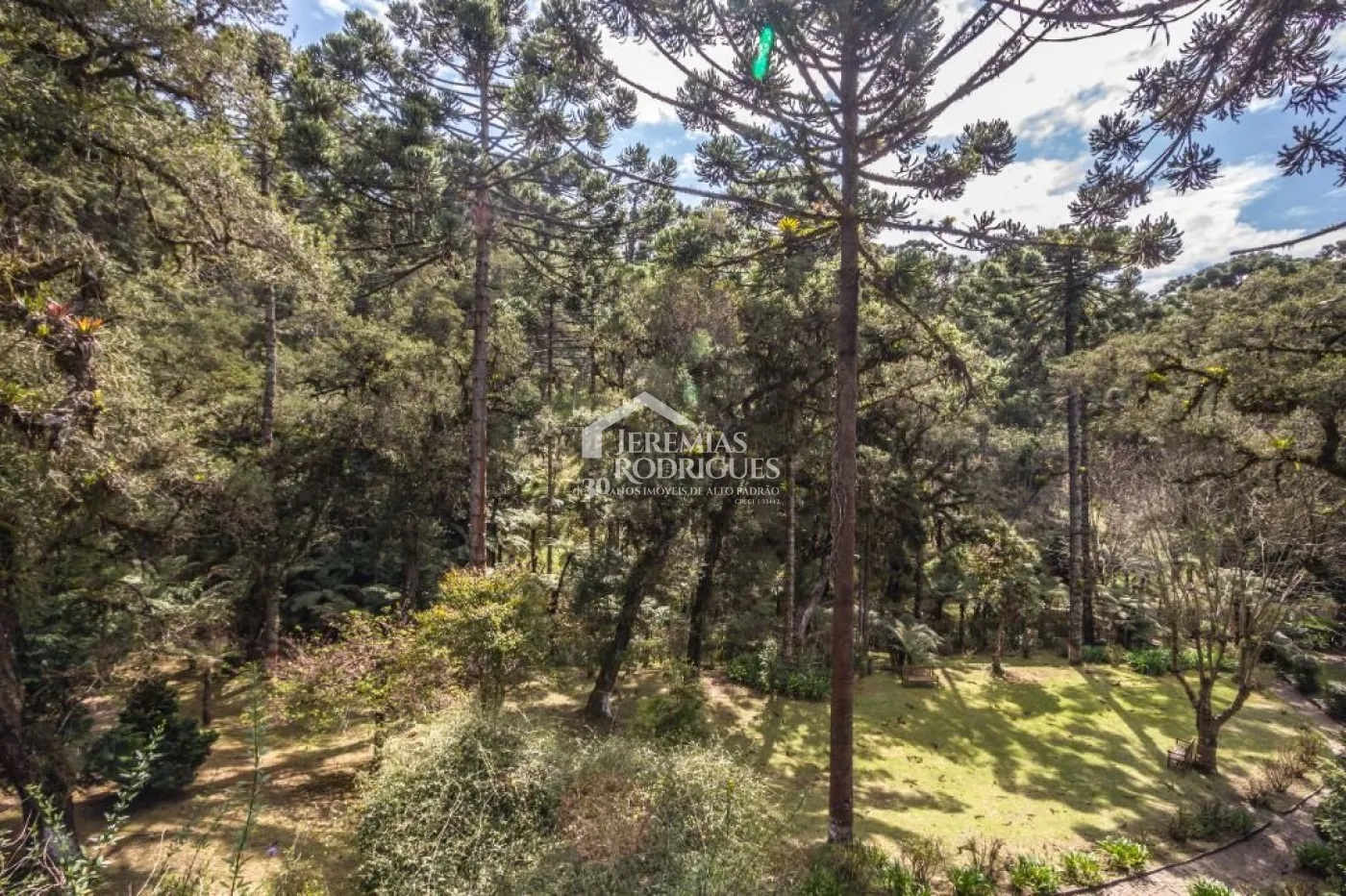 Casa à venda com 5 dormitórios no Jardim Embaixador em Campos do Jordão/SP