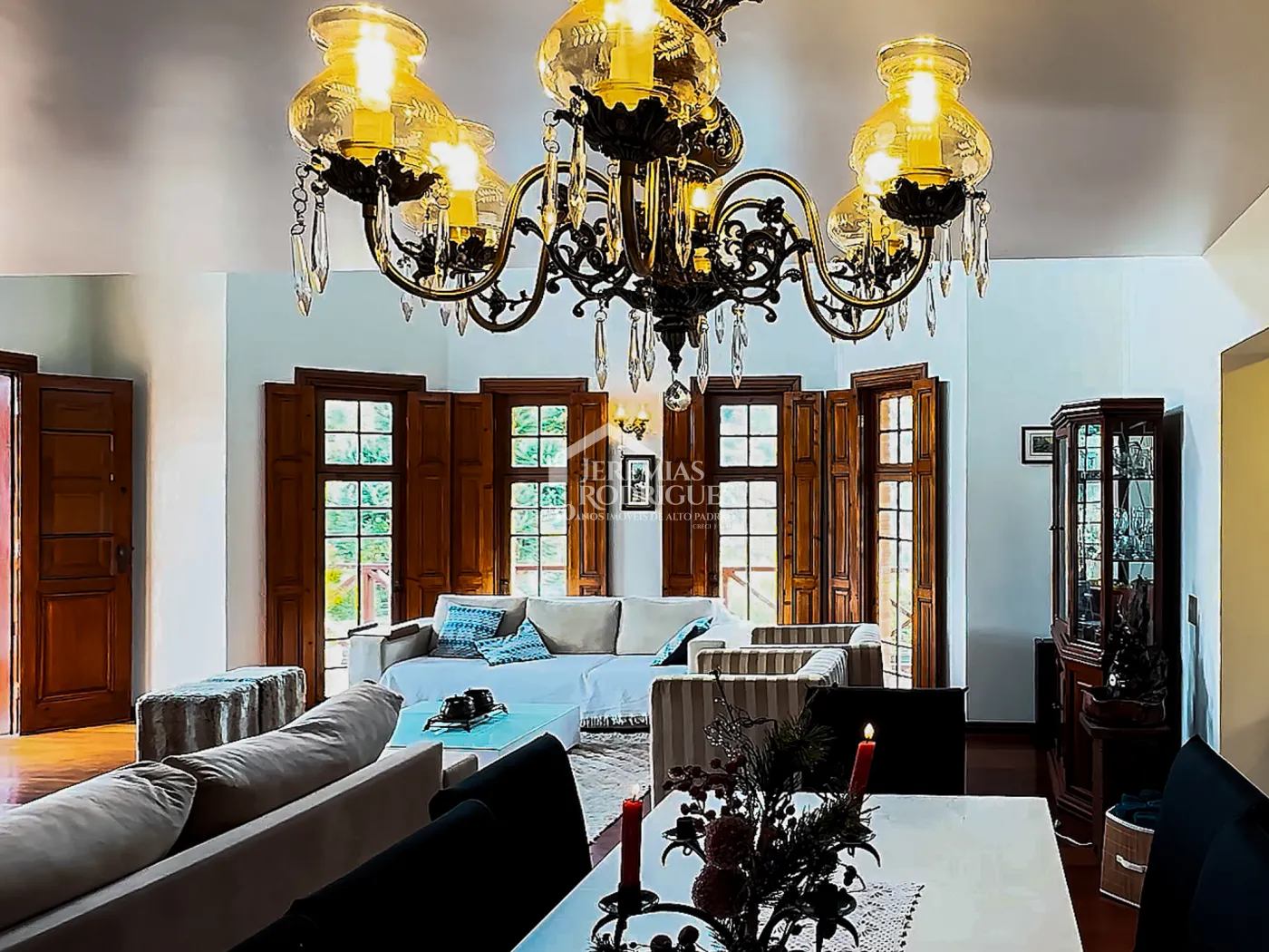 Casa à venda com 5 dormitórios no Condomínio Residencial Gran Ville em Campos do Jordão/SP.