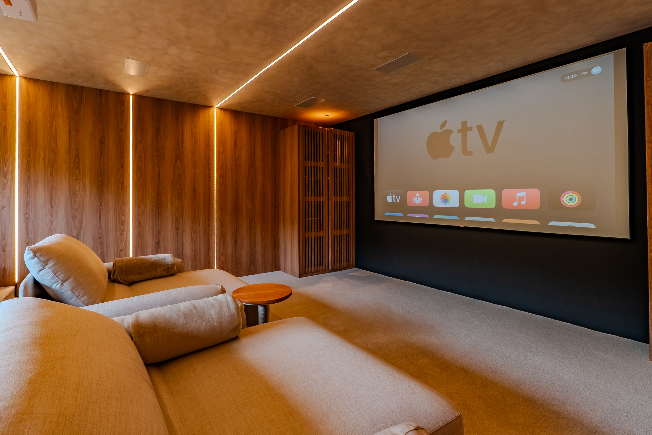 Mansão à venda no Alto do Capivari em Campos do Jordão/SP.