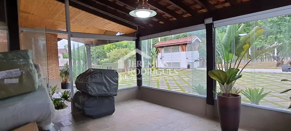 A Imobiliária Jeremias Rodrigues Imóveis de Alto Padrão disponibiliza para venda e locação essa casa no Condomínio Chácaras Cataguá em Taubaté/SP.