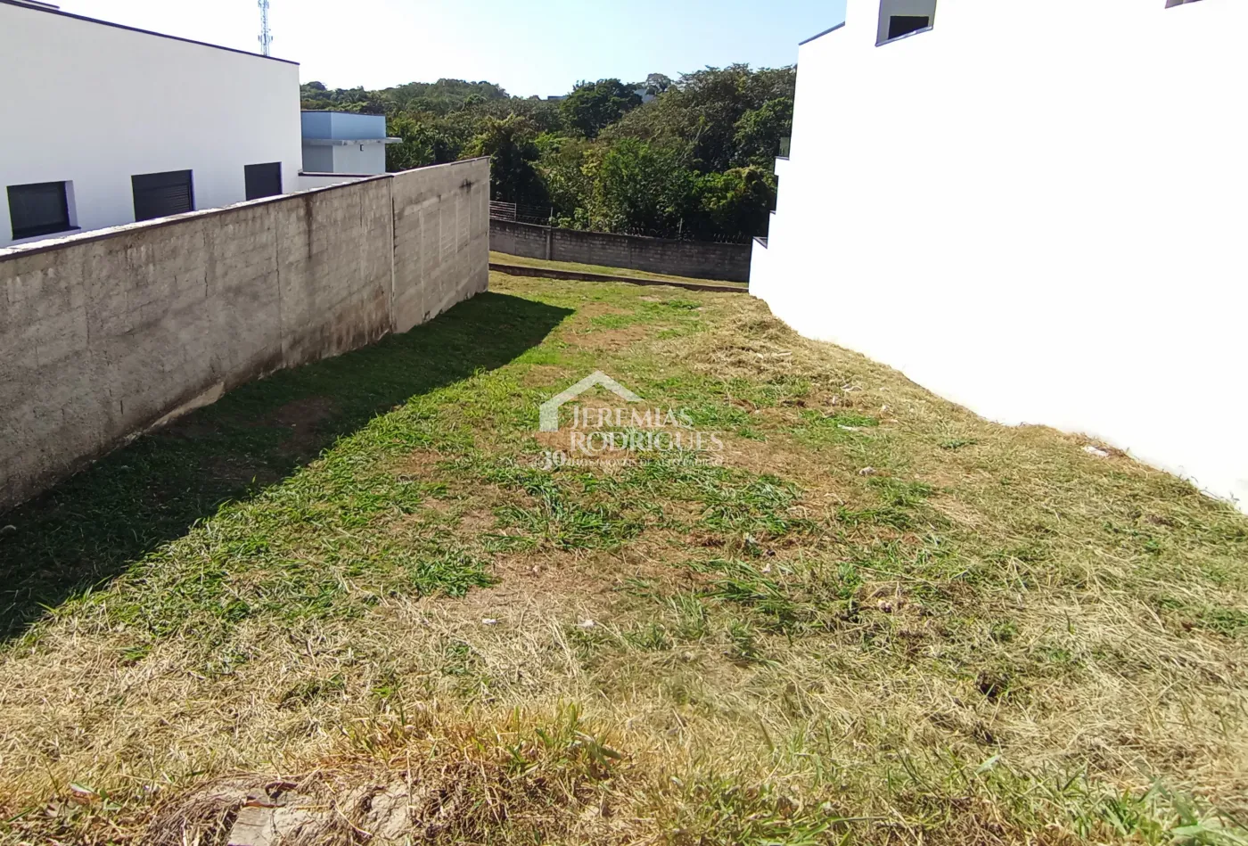Terreno à venda com 332 m² no Condomínio Parque das Araucárias, em Tremembé/SP.