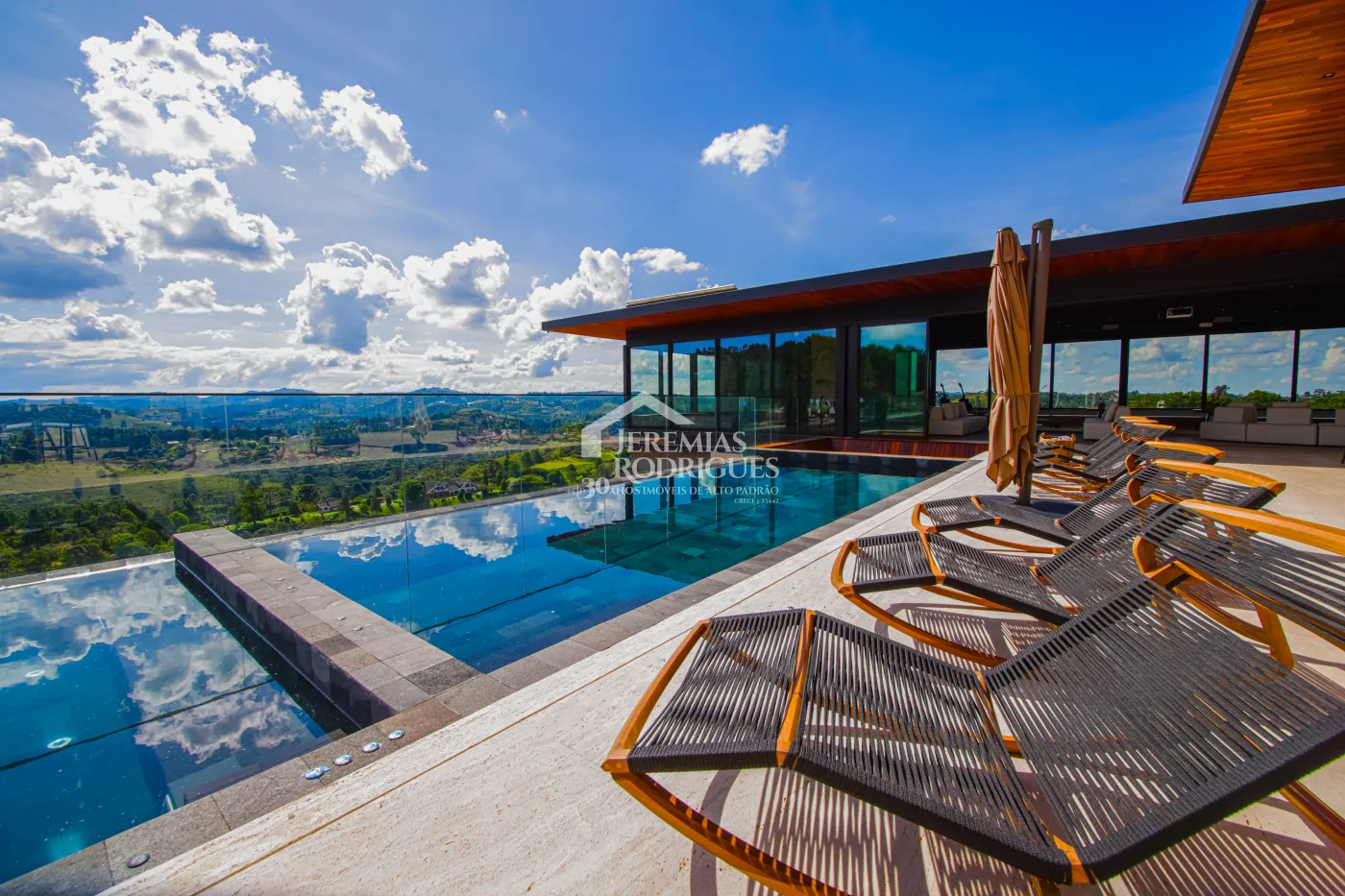 Mansão à venda com 11 suítes no Condomínio Gran Ville em Campos do Jordão/SP.