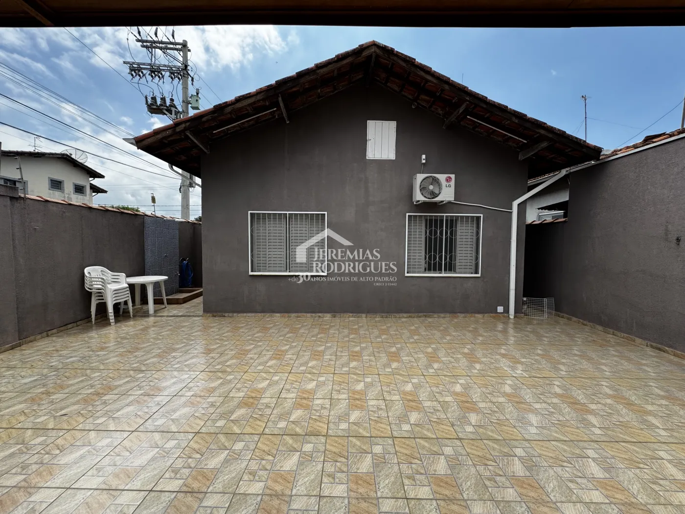 Casa para venda e locação com 3 dormitórios no bairro Chácara da Galega em Pindamonhangaba/SP.