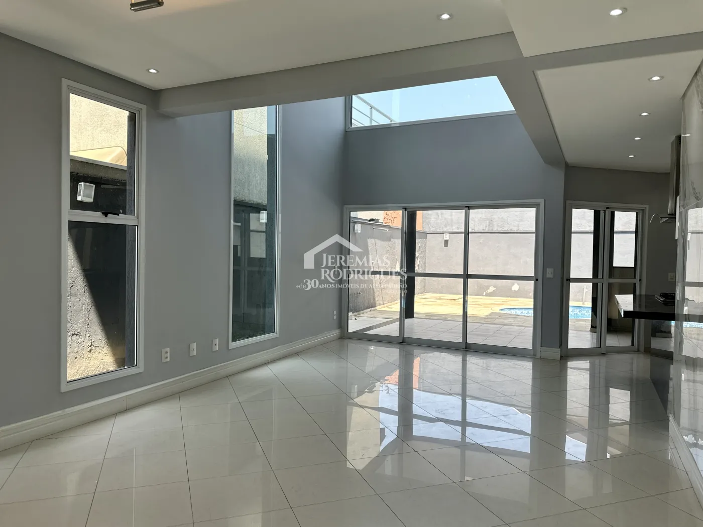 Sobrado com 3 dormitórios, 302 m2 - Condomínio Campos do Conde II - Tremembé/SP.