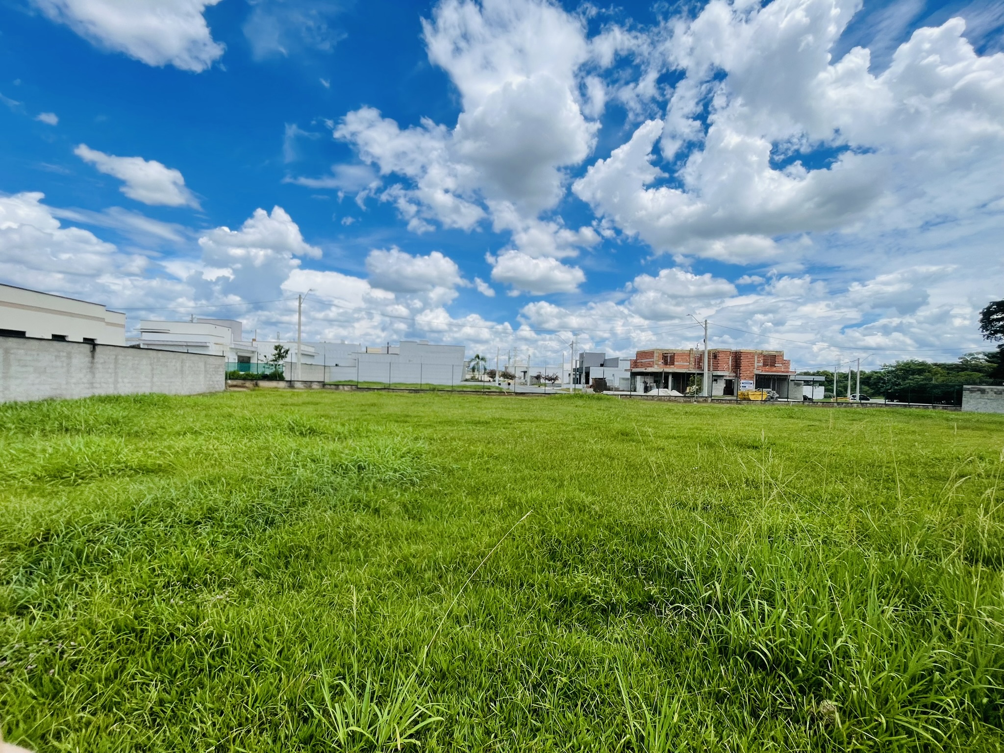 Terreno à venda com 420 m² no Condomínio Reserva Bonsucesso em Pindamonhangaba/SP. 