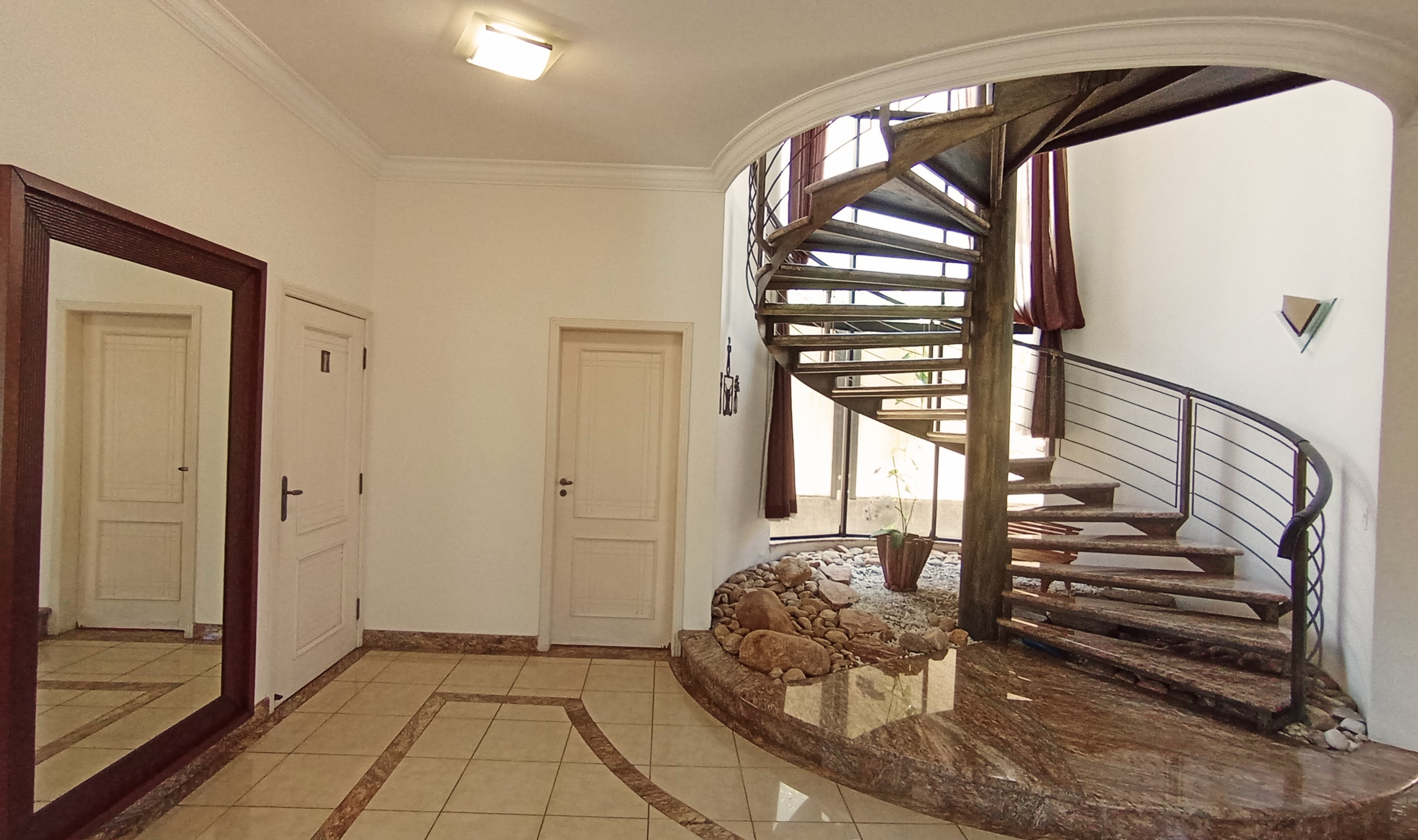 Casa à venda com 4 dormitórios no Condomínio Taubaté Village em Taubaté/SP.