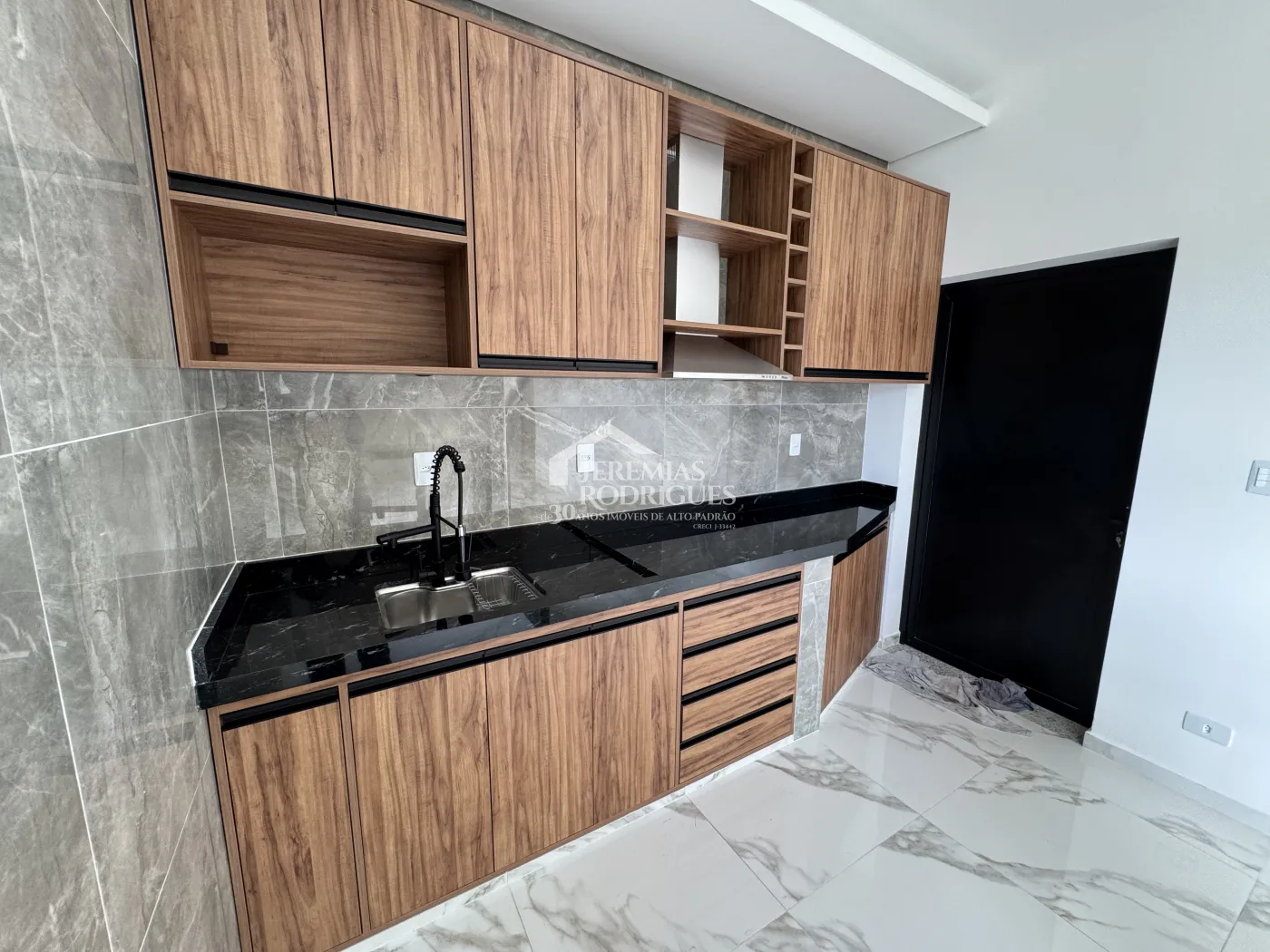 Casa à venda com 3 dormitórios no Condomínio Residencial Laguna em Pindamonhangaba/SP.
