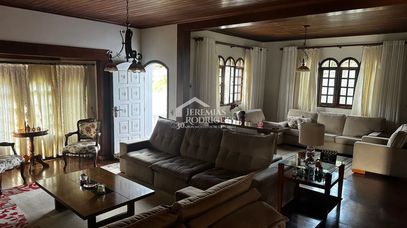 Casa para venda com 3 suítes no bairro Vila Ondina em Campos do Jordão/SP