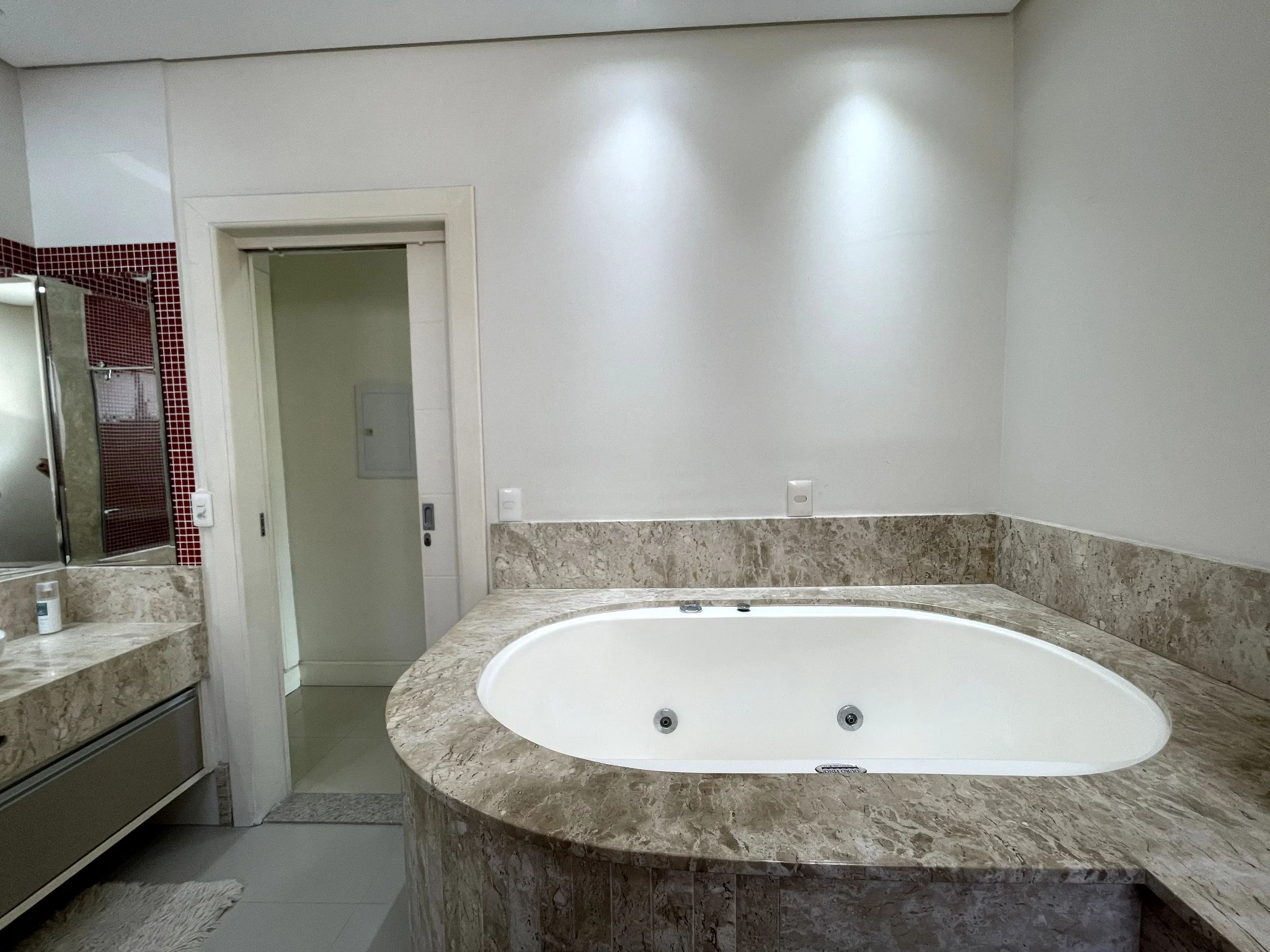 Casa à venda com 4 dormitórios no Condomínio Campos do Conde II em Tremembé/SP.