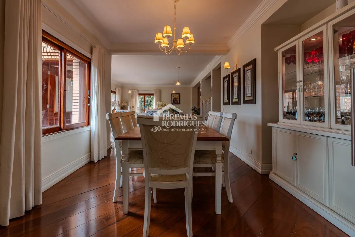 Casa para venda e locação com 5 suítes no Jardim Véu da Noiva em Campos do Jordão/SP