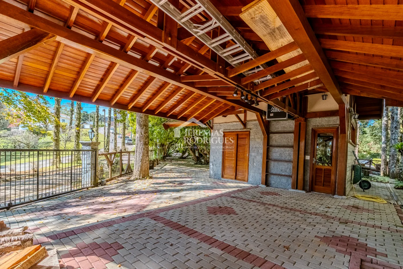 Casa à venda com 3 suítes no Condomínio Reserva Figueiredo em Campos do Jordão/SP.