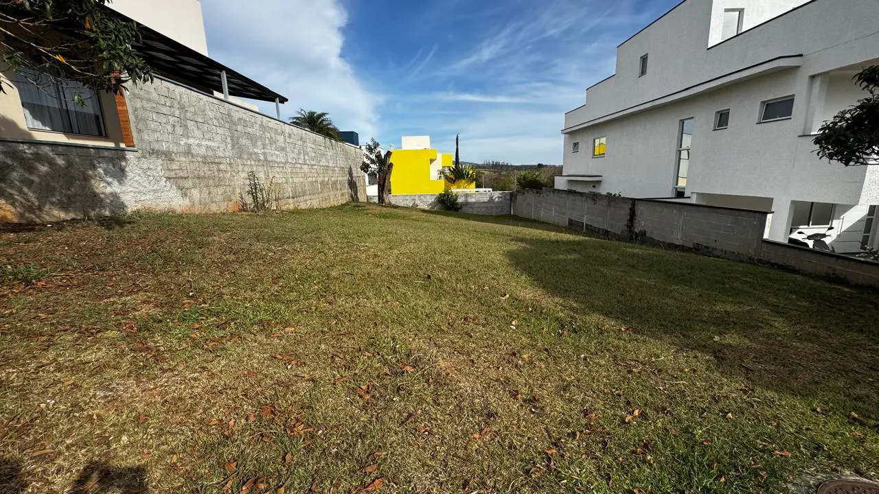Terreno à venda com 400 m² no Condomínio Reserva dos Lagos em Pindamonhangaba/SP. 
