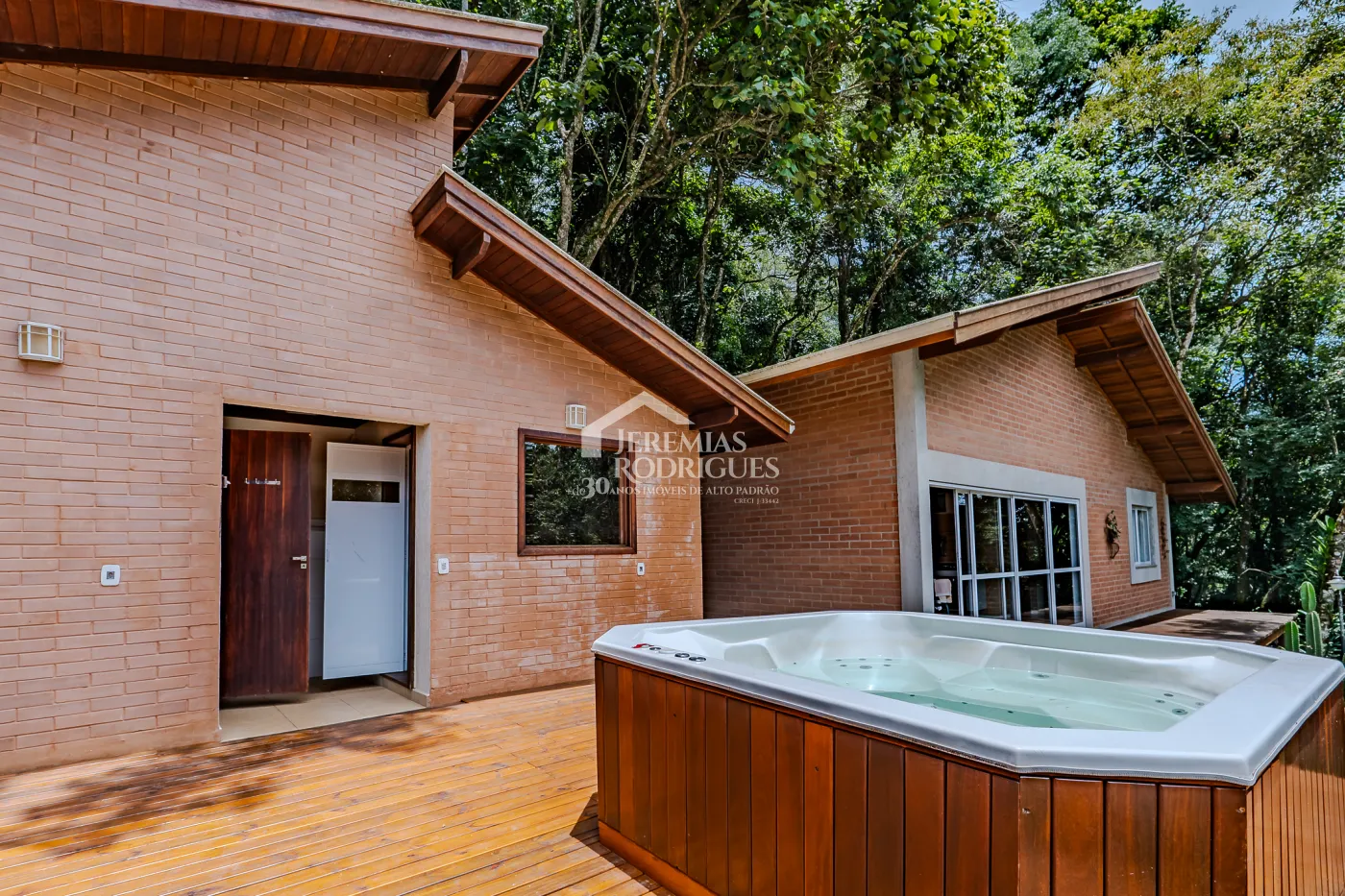 Casa assobradada à venda com 3 dormitórios no Condomínio Parque da Mantiqueira em Santo Antônio do Pinhal/SP.