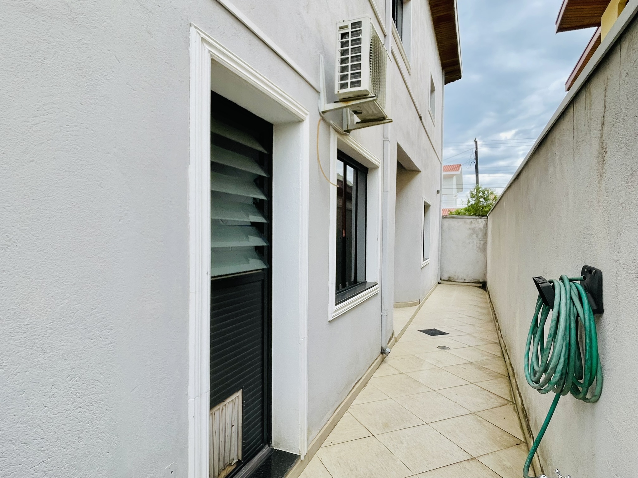 Casa à venda com 4 dormitórios no Condomínio Jardim das Hortênsias em Taubaté/SP.
