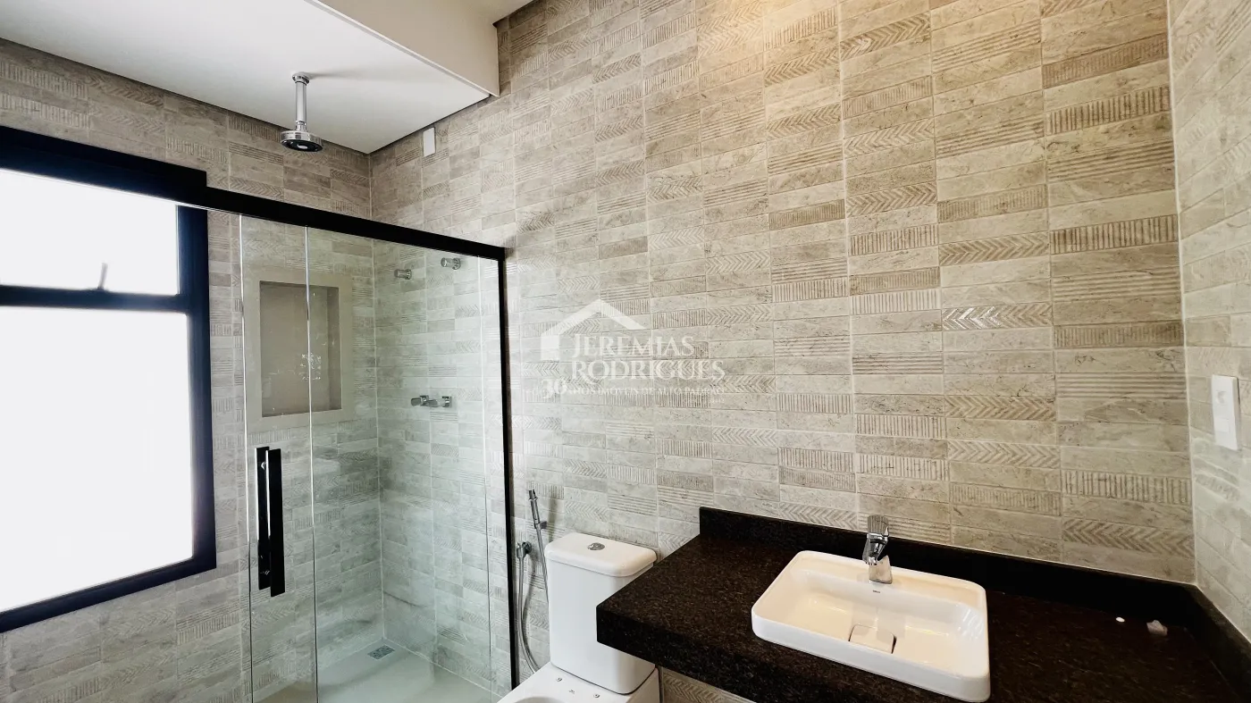 Casa assobradada à venda com 3 suítes no Condomínio e Ouro Ville em Taubaté/SP.