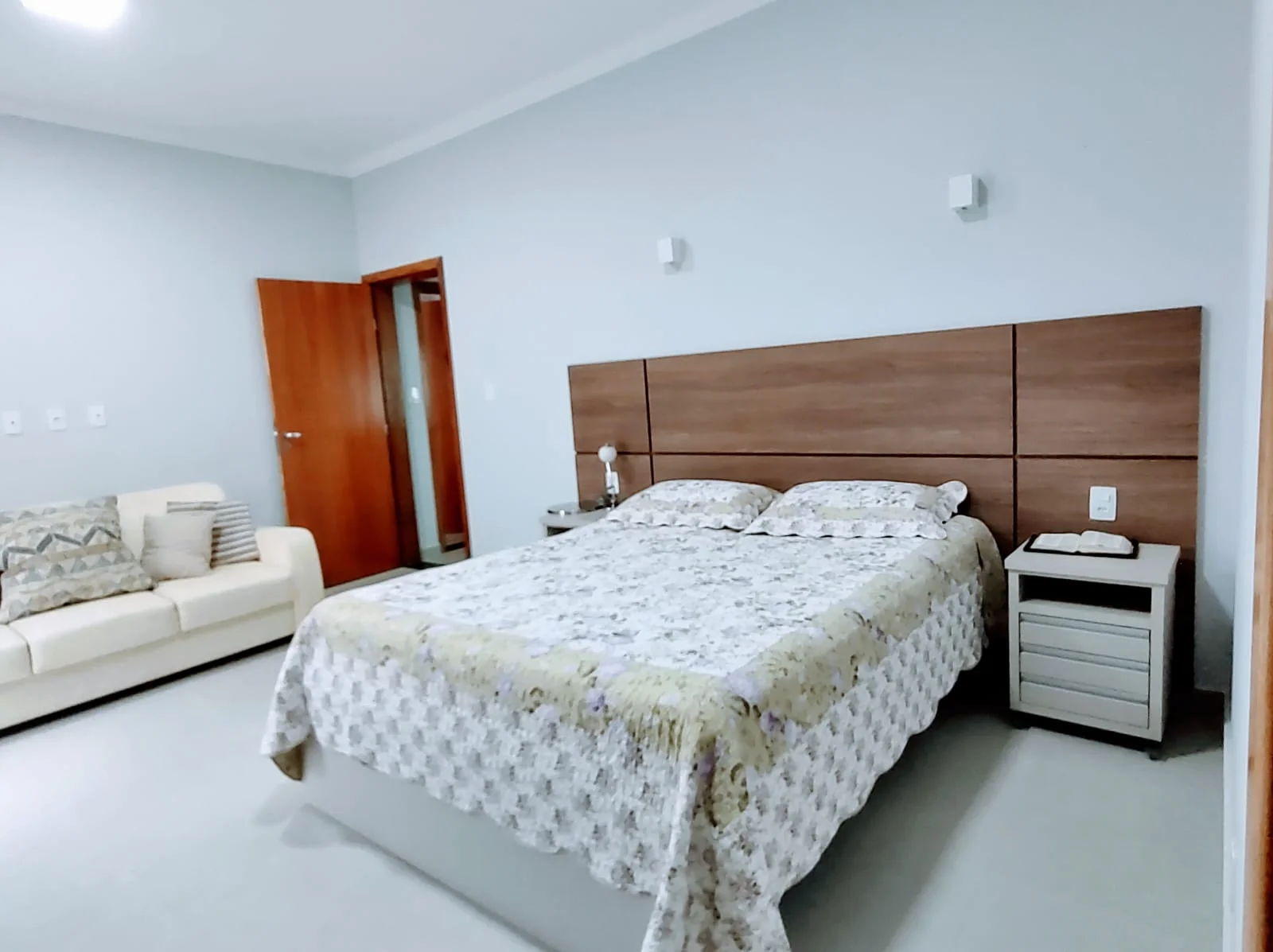 Casa à venda com 3 suítes no Residencial Vargas em Tremembé/SP. 
