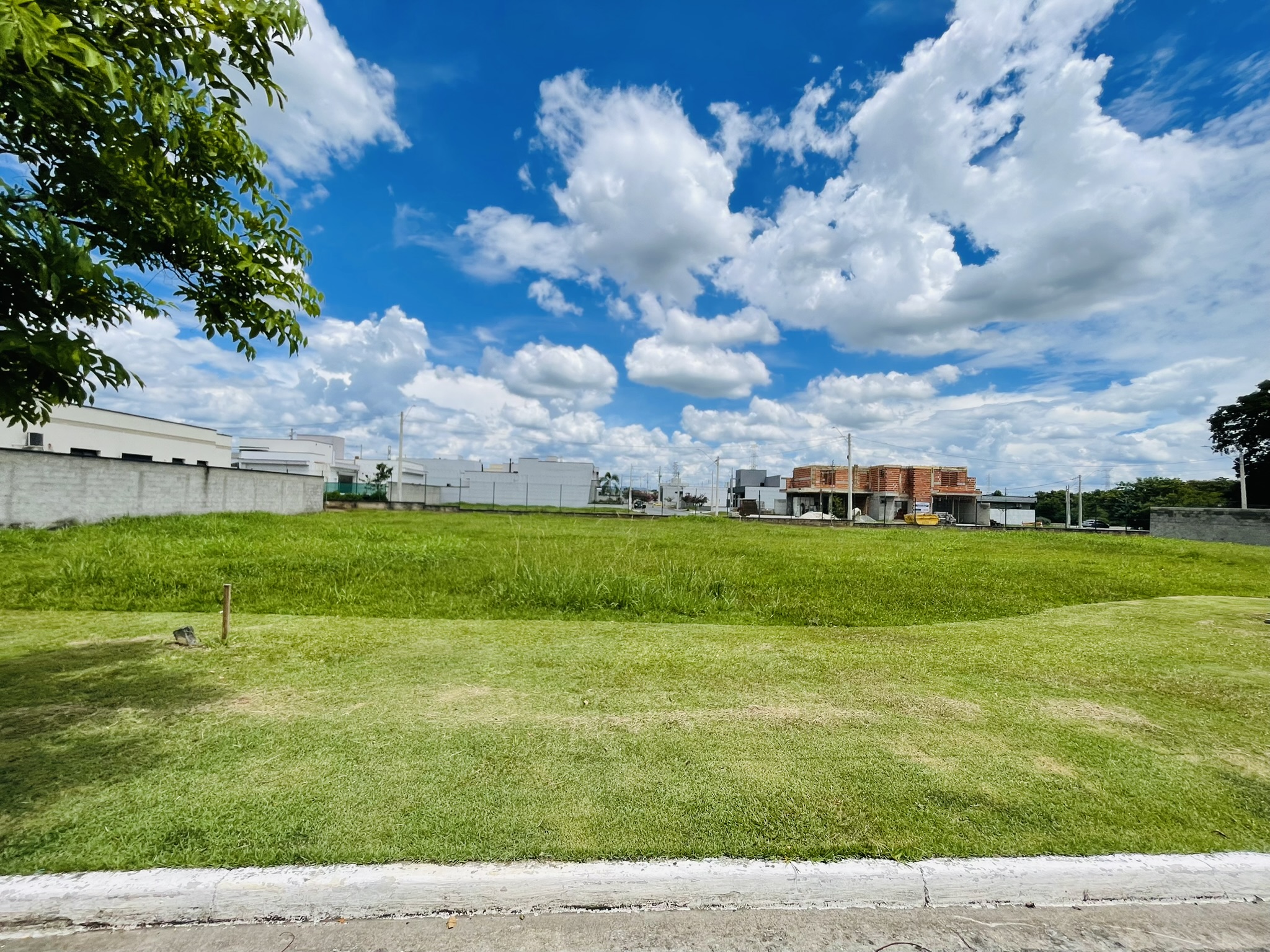 Terreno à venda com 420 m² no Condomínio Reserva Bonsucesso em Pindamonhangaba/SP. 