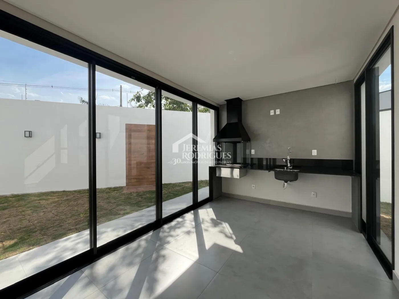 Casa com 3 dormitórios, 199 m² - Condomínio Parque das Araucárias - Tremembé/SP.