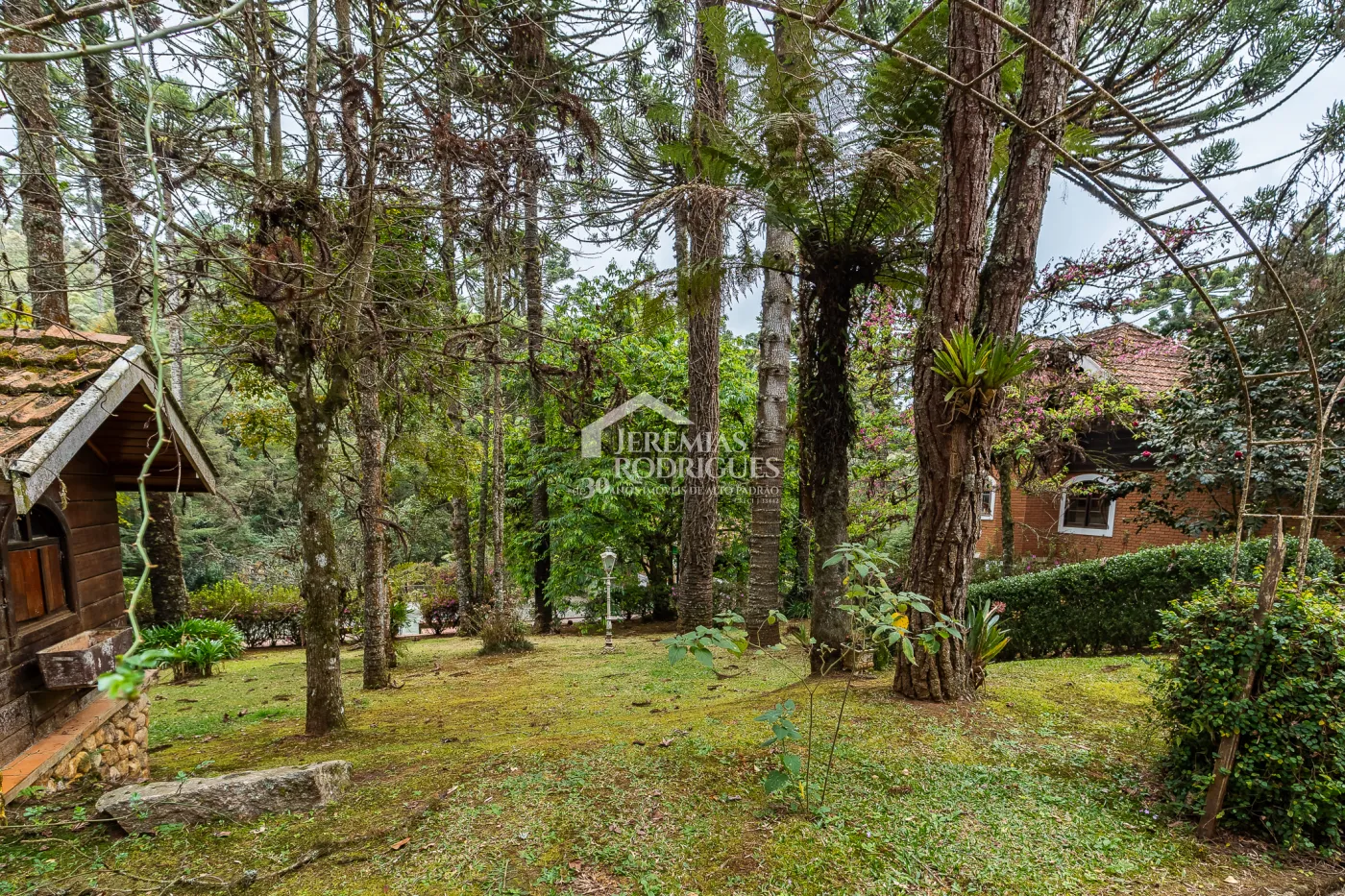 Casa com 7 dormitórios, 924 m² - Recanto das Araucárias - Campos do Jordão/SP