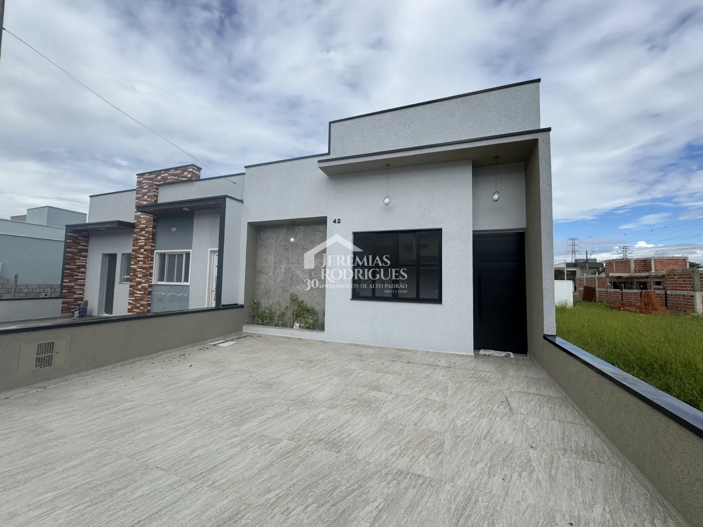 Casa à venda com 3 dormitórios no Condomínio Residencial Laguna em Pindamonhangaba/SP.