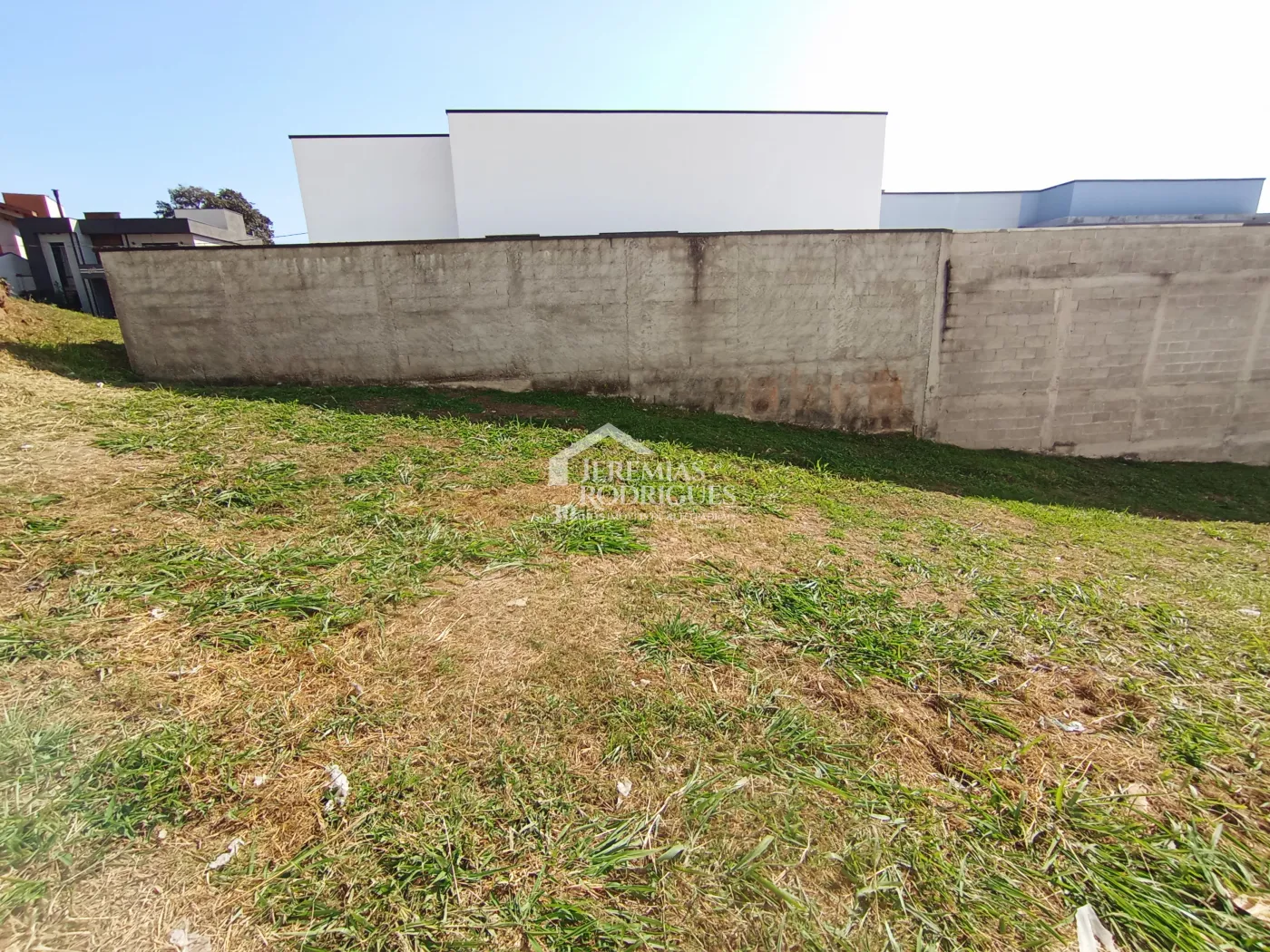 Terreno à venda com 332 m² no Condomínio Parque das Araucárias, em Tremembé/SP.