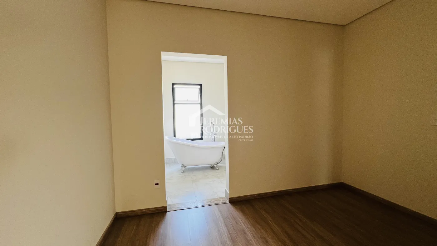 Casa assobradada à venda com 3 suítes no Condomínio e Ouro Ville em Taubaté/SP.