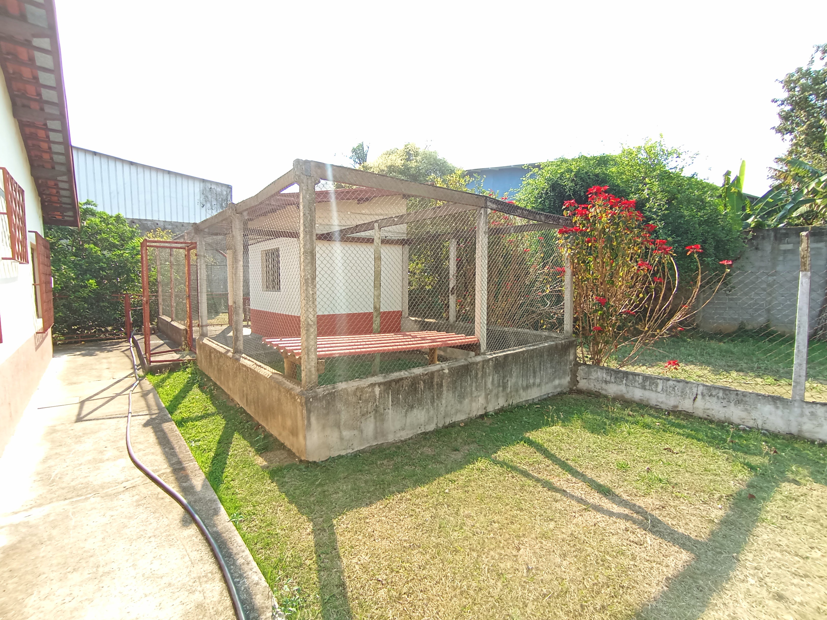 Chácara para venda e locação com 3 dormitórios no bairro Santana em Pindamonhangaba/SP.