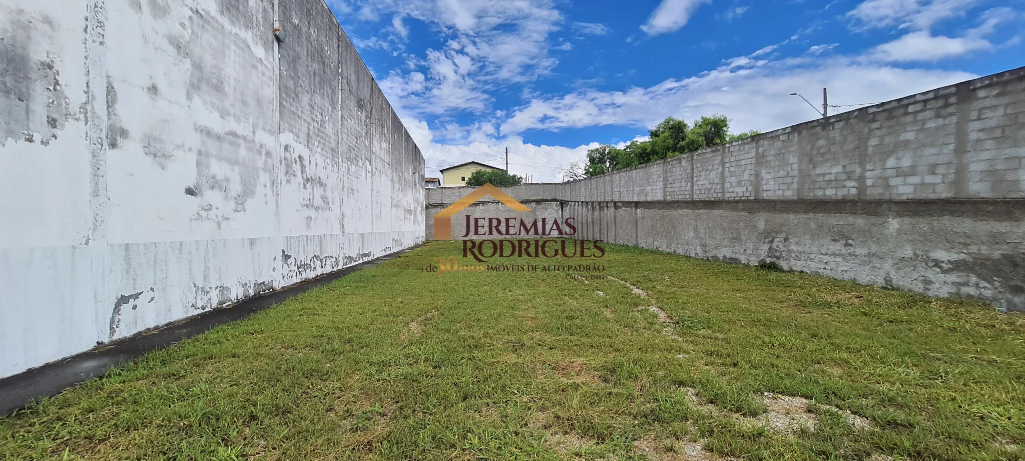 Galpão comercial para alugar em Pindamonhangaba/SP.