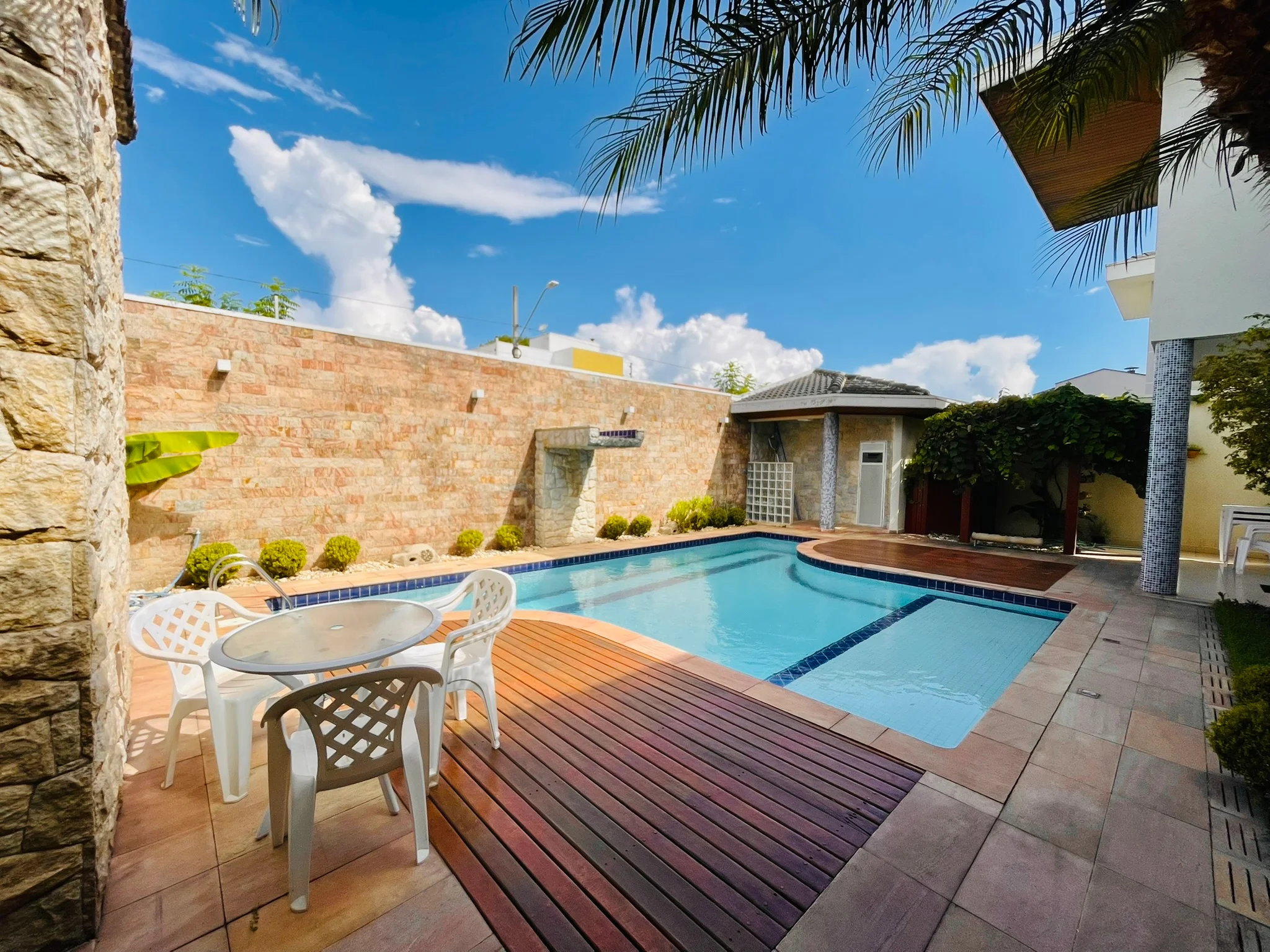 Casa à venda com 4 dormitórios no Condomínio Campos do Conde II em Tremembé/SP.