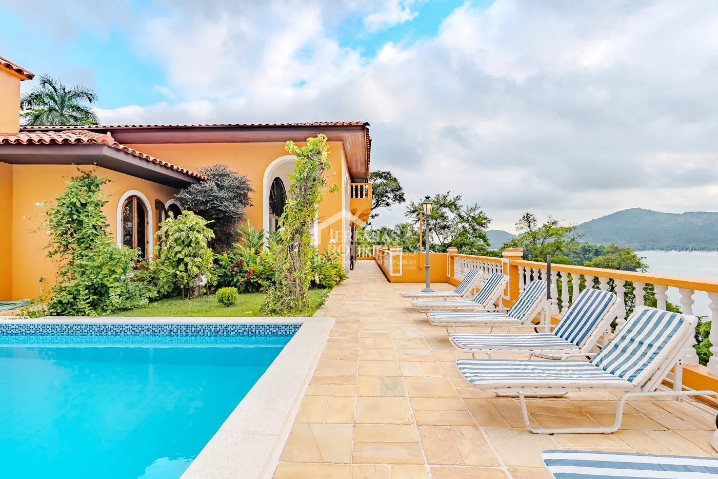 Mansão à venda com 7suítes no Condomínio Santa Rita em Ubatuba/SP.