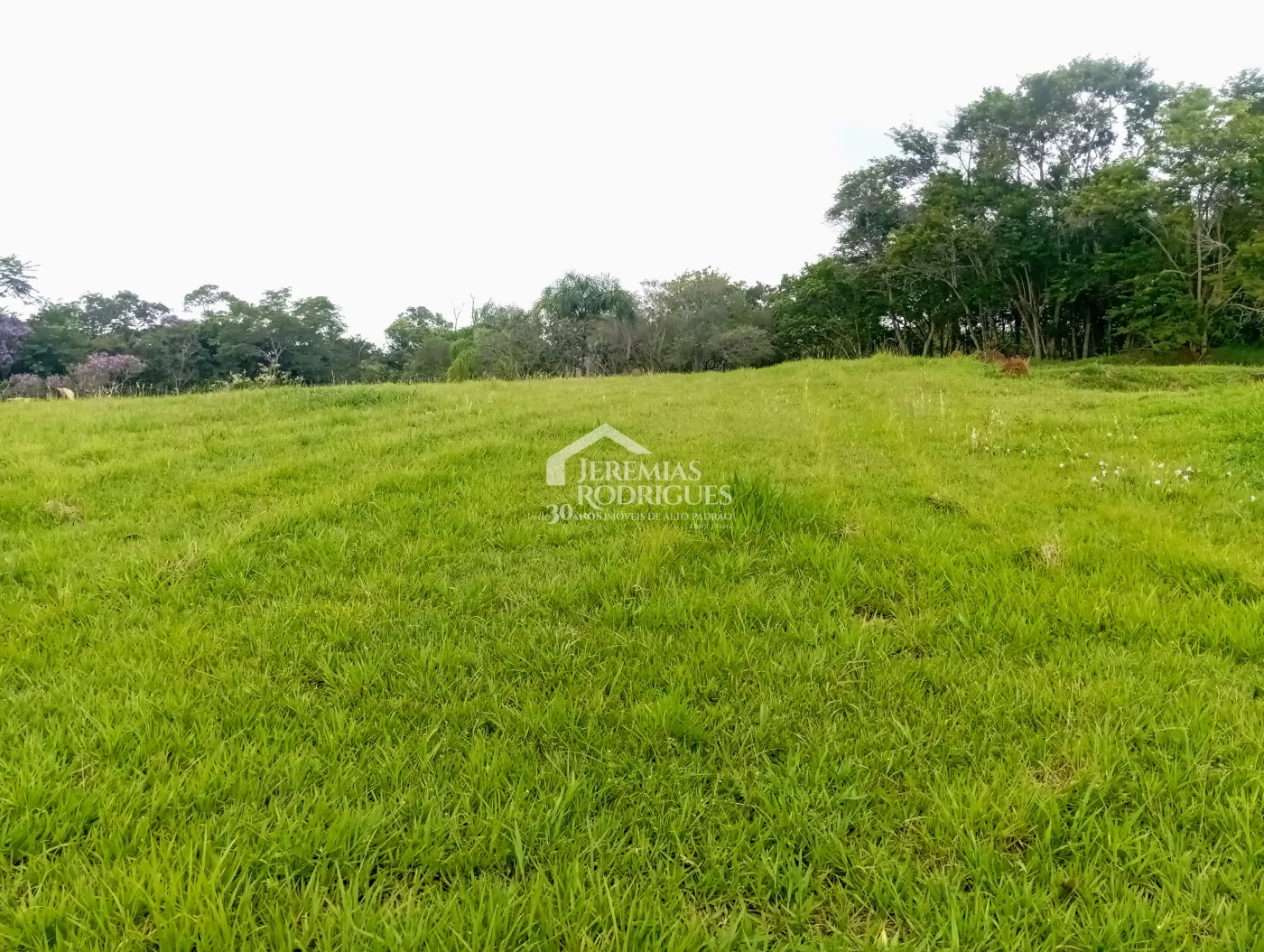 Terreno à venda com 990 m² no Condomínio Altos do Cataguá em Taubaté/SP.