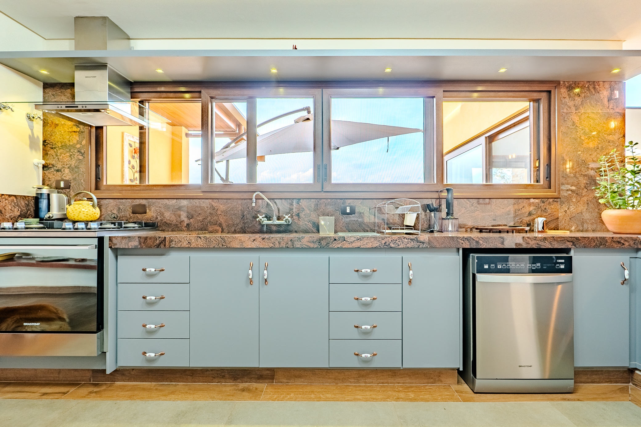 Casa à venda com com 5 suítes no Condomínio Country Club em Santo Antônio do Pinhal/SP. 