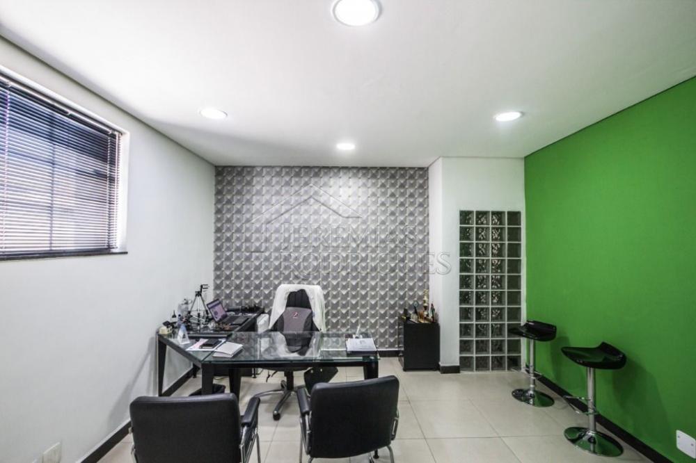 Prédio comercial à venda no Centro em Taubaté/SP. 