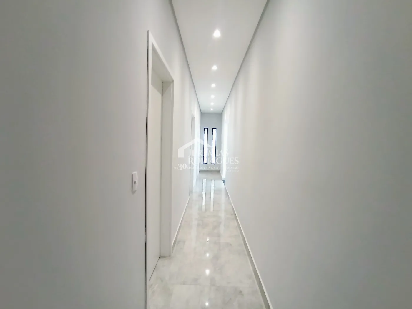Casa à venda com 300 m² no Condomínio Ouro Ville em Taubaté/SP.