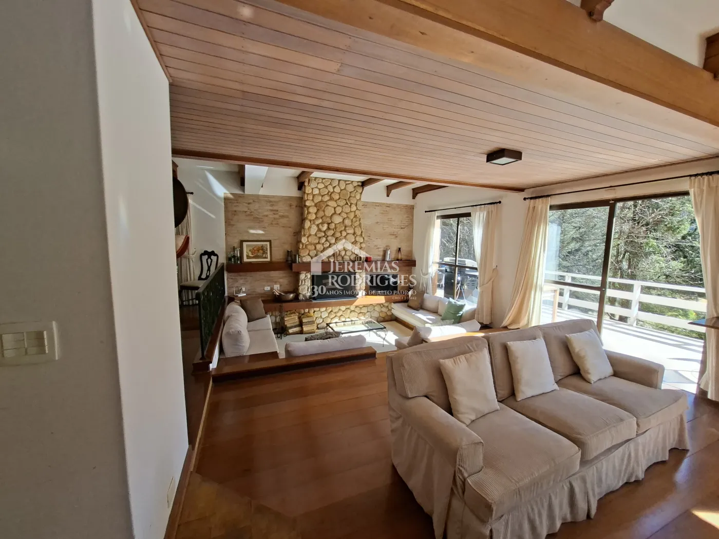 Casa à venda com 4 dormitórios no Condomínio Jardim Véu da Noiva em Campos do Jordão/SP.