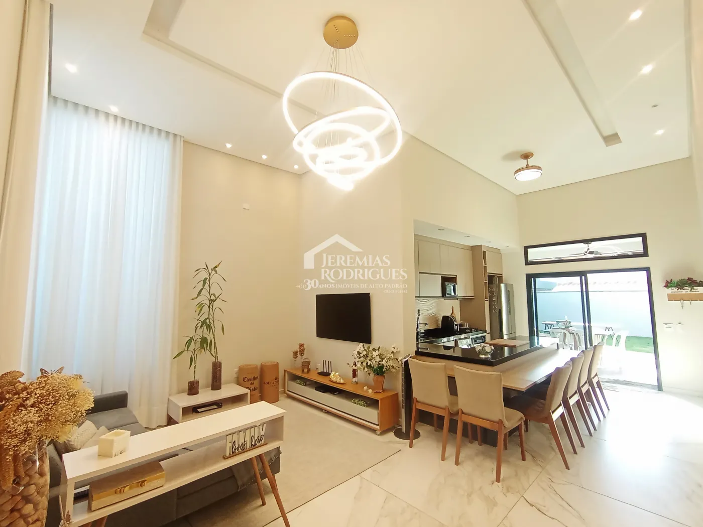 Casa à venda com 3 dormitórios no Condomínio Terras do Vale em Caçapava/SP.