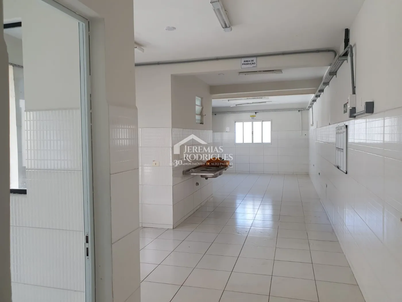 Galpão à venda no bairro Jardim Jaraguá em Taubaté/SP.