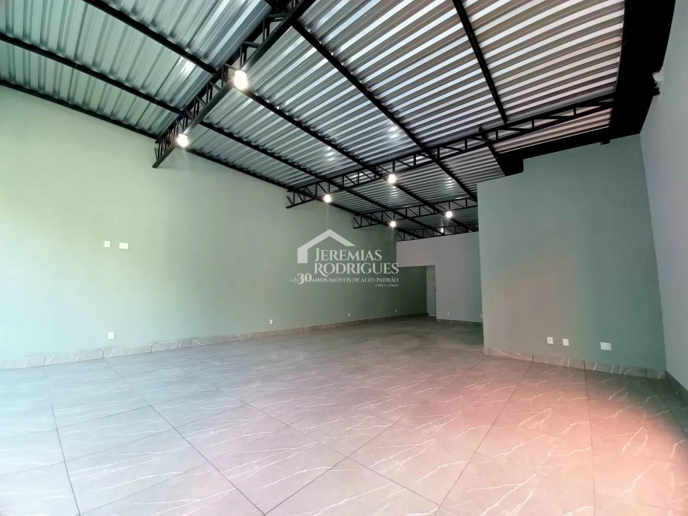 Galpão com 144 m² no bairro Residencial Jardim Aurora em Pindamonhangaba/SP.